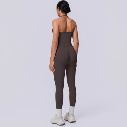 Nahtloses Yoga-Set in Dunkelbraun: Rückenansicht mit Trägershirt und 7/8-Leggings.