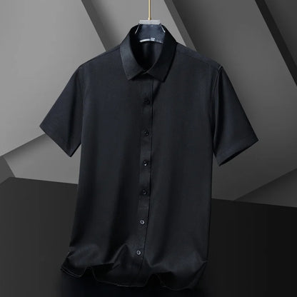 Kurzes Herren-Leinenhemd mit kurzen Ärmeln – ideal für den Sommer und lässige Anlässe.