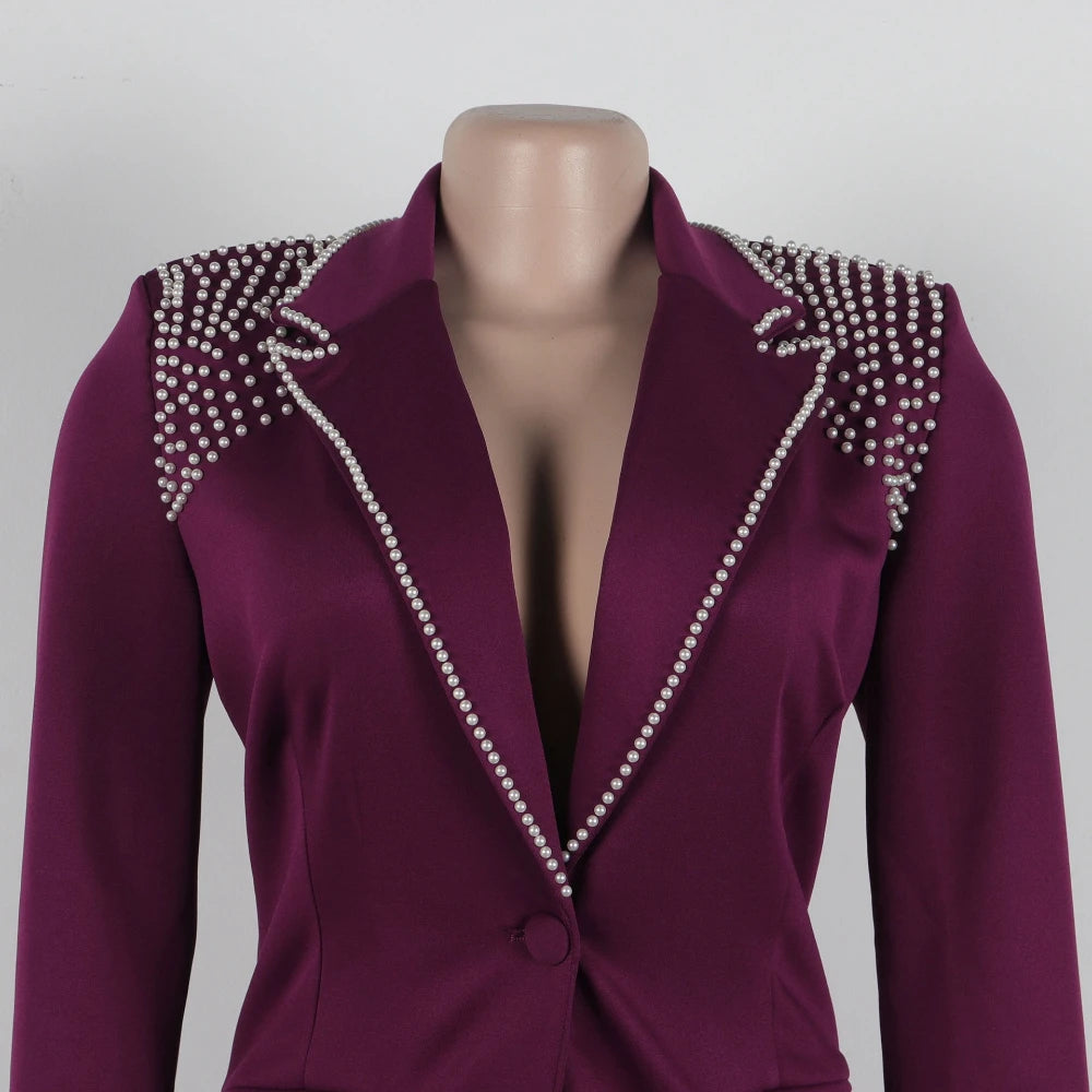 Elegantes Damen-Kleid mit Rundhalsausschnitt und kurzen Ärmeln – figurbetontes Design mit Stickerei und Bohrmuster.