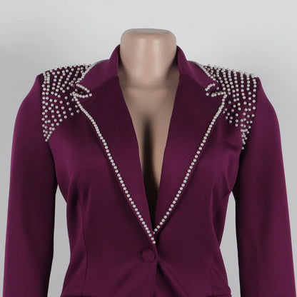 Elegantes Damen-Kleid mit Rundhalsausschnitt und kurzen Ärmeln – figurbetontes Design mit Stickerei und Bohrmuster.