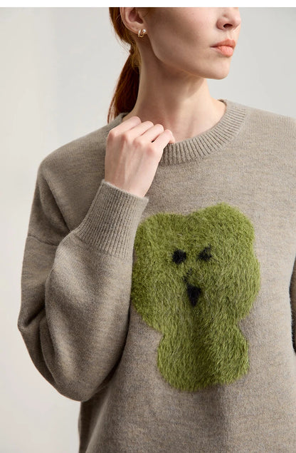 Minimalistischer Damenpullover, Rundhalsausschnitt, langarm, braun mit grüner Bärenapplikation