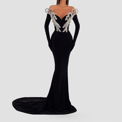 Schulterfreies ärmelloses Damenkleid mit Patchwork-Design und Faltendetails – figurbetont und elegant
