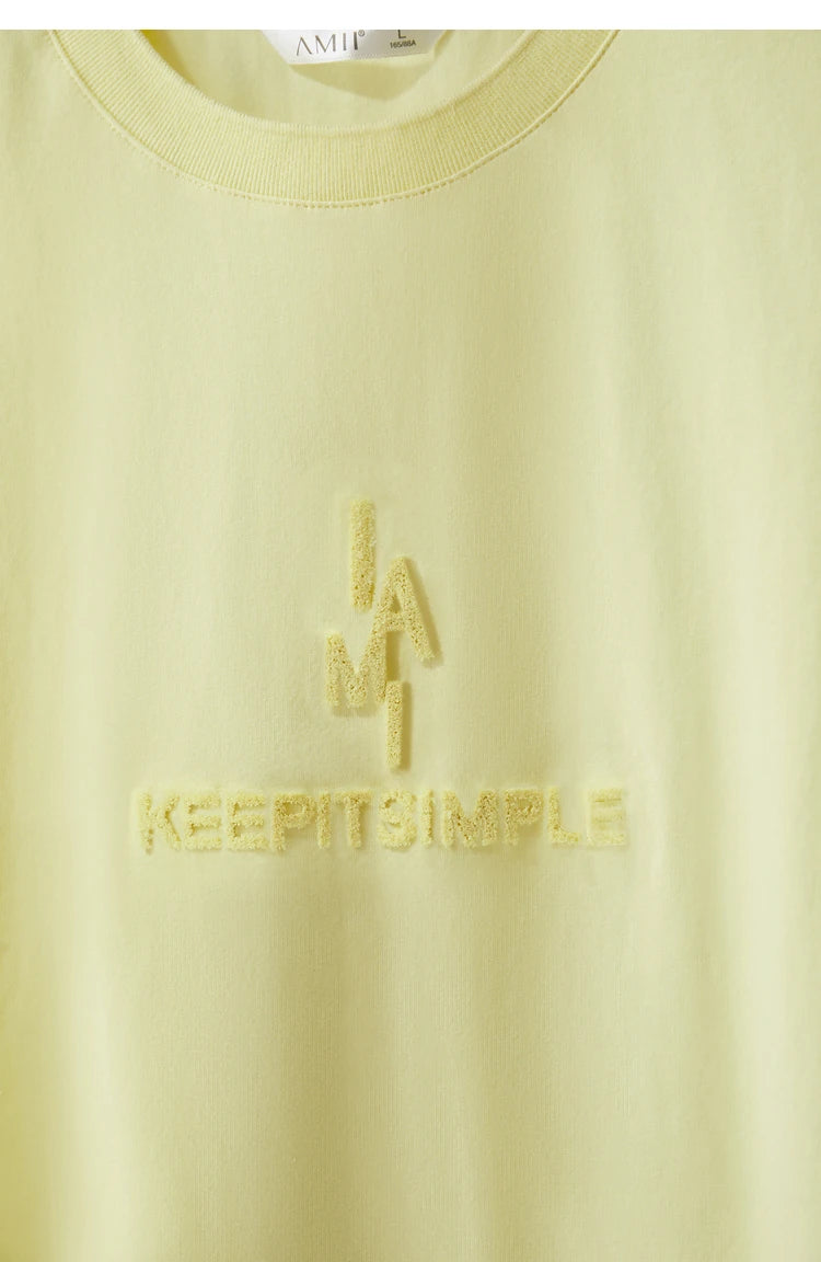 Damen T-Shirt im minimalistischen Stil mit modischer Stickerei und O-Ausschnitt