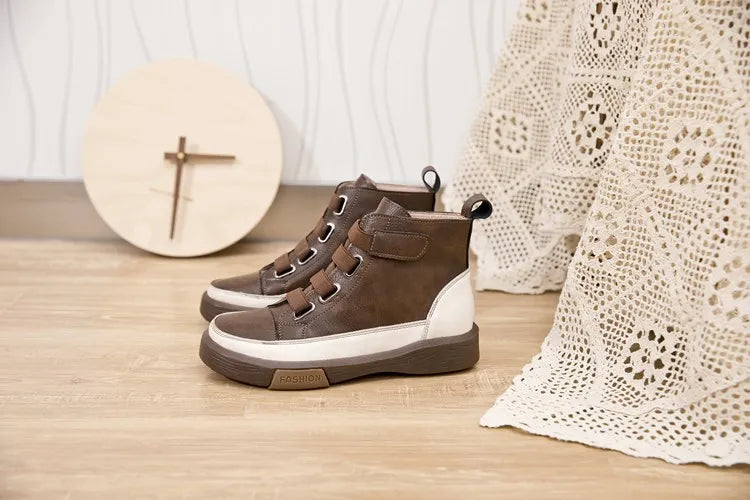 Damen Winterstiefel, braunes Leder mit Schnallenriemen und weißem Profilsohlenrand