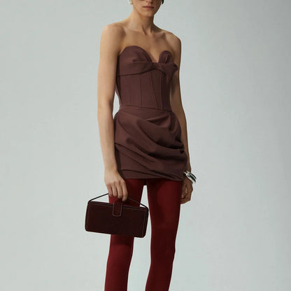 Elegantes Damenkleid mit Rundhalsausschnitt, kurzen Ärmeln und Patchwork-Design – mit Quasten und Falten für einen stilvollen Look.