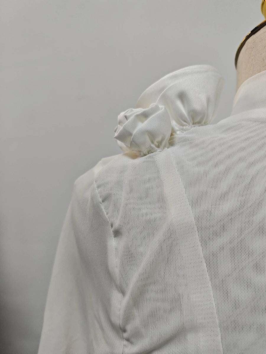 Elegantes Damen-Kleid mit Reverskragen, langen Ärmeln und Patchwork-Design – figurbetont und stilvoll.