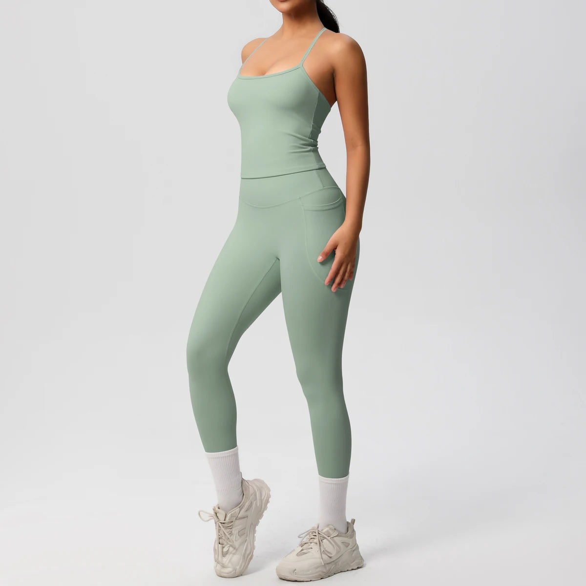 Sport-Set in Hellgrün: enges Top und Leggings mit dünnen Trägern und Knöchelabschluss