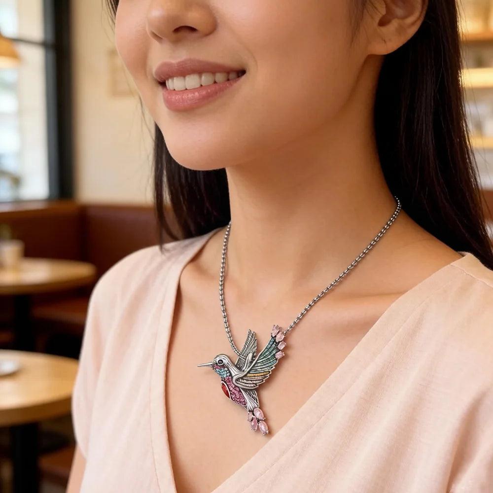 Kolibri-Anhänger an Kette im Detail, mehrfarbiges Vogelmotiv auf Sterlingsilber 925