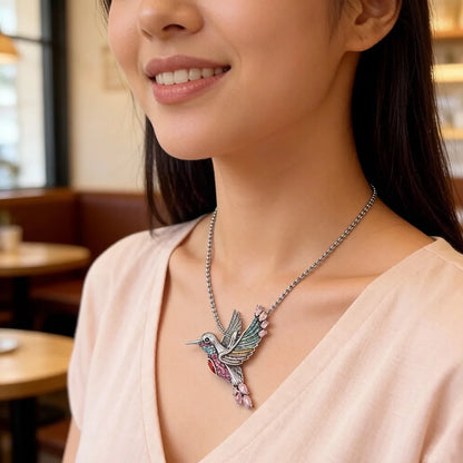 Kolibri-Anhänger an Kette im Detail, mehrfarbiges Vogelmotiv auf Sterlingsilber 925