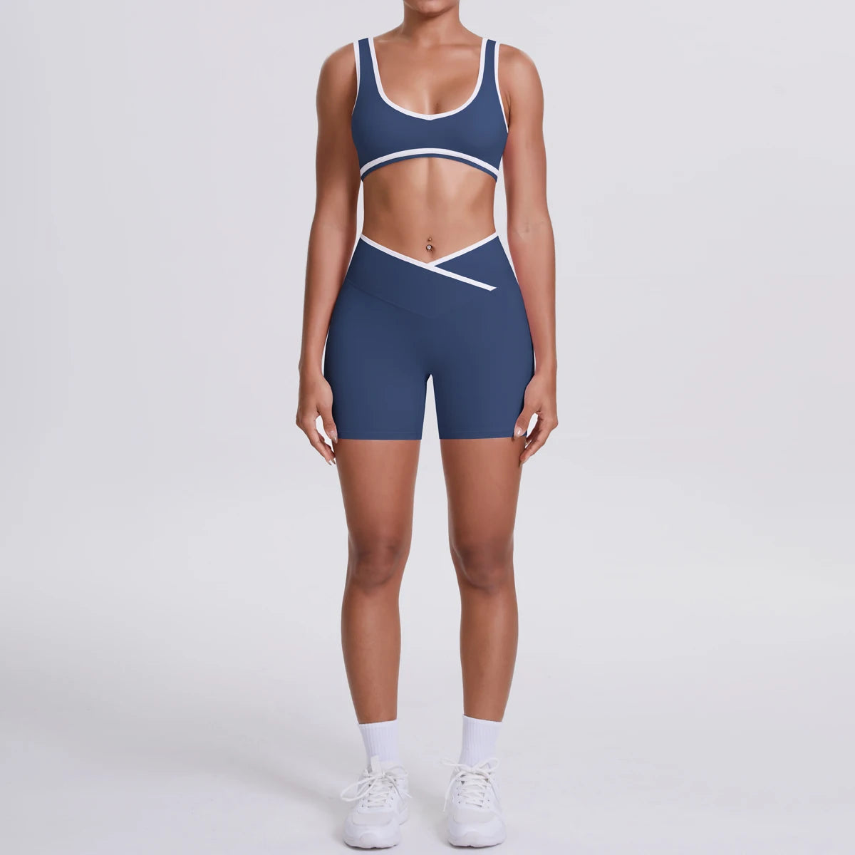 Hamidou Yoga-Set Dunkelblau: Sport-BH und High-Waist-Shorts mit Crossover-Design, weiß abgesetzt