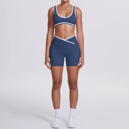 Hamidou Yoga-Set Dunkelblau: Sport-BH und High-Waist-Shorts mit Crossover-Design, weiß abgesetzt