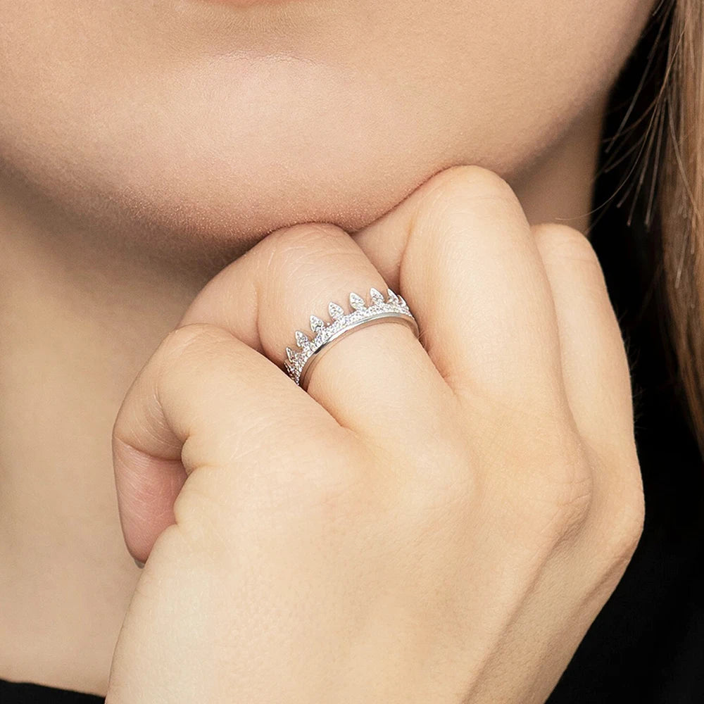 Nahaufnahme: silberner Krone-Ring mit Zirkoniasteinbesatz und Muster am Band