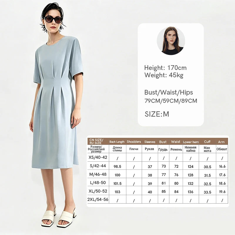 Midi-Kleid in hellem Blau mit Vasenform-Taillierung, kurzem Ärmel und Rundhalsausschnitt