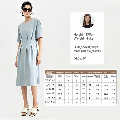 Midi-Kleid in hellem Blau mit Vasenform-Taillierung, kurzem Ärmel und Rundhalsausschnitt