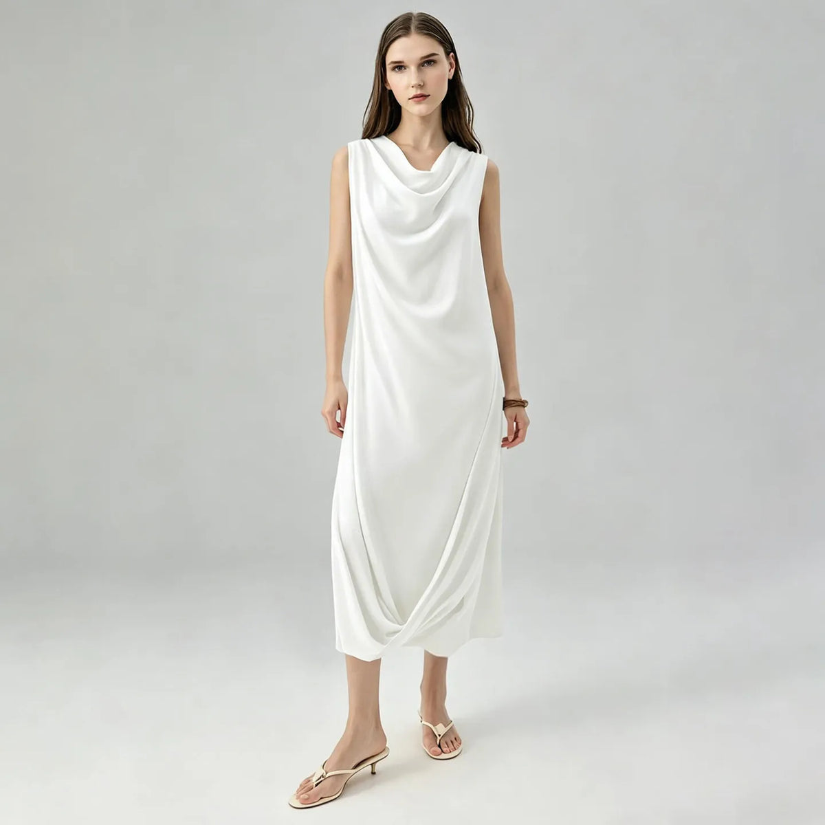 Ärmelloses Sommerkleid in Weiß, drapierter Ausschnitt, midi-lange Passform