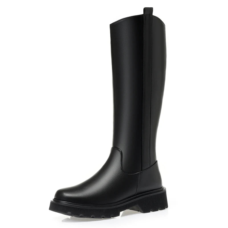 Schwarzer hoher Winterstiefel aus Leder, glatter Schaft, Profil-Laufsohle mit Plateau