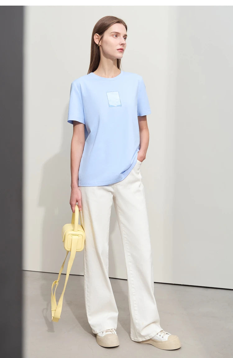 Damen T-Shirt im minimalistischen Stil mit O-Ausschnitt und lässiger Stickerei