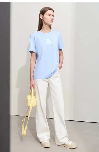 Damen T-Shirt im minimalistischen Stil mit O-Ausschnitt und lässiger Stickerei