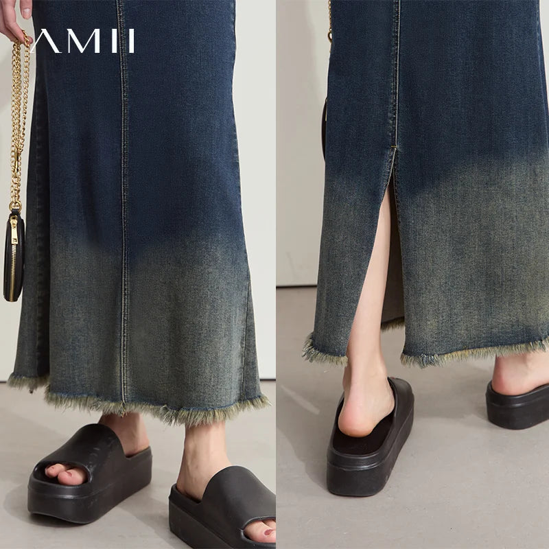 Jeansrock-Detail: Farbverlauf, vordere Knopfleiste und Taschen, ausgefranster Saum