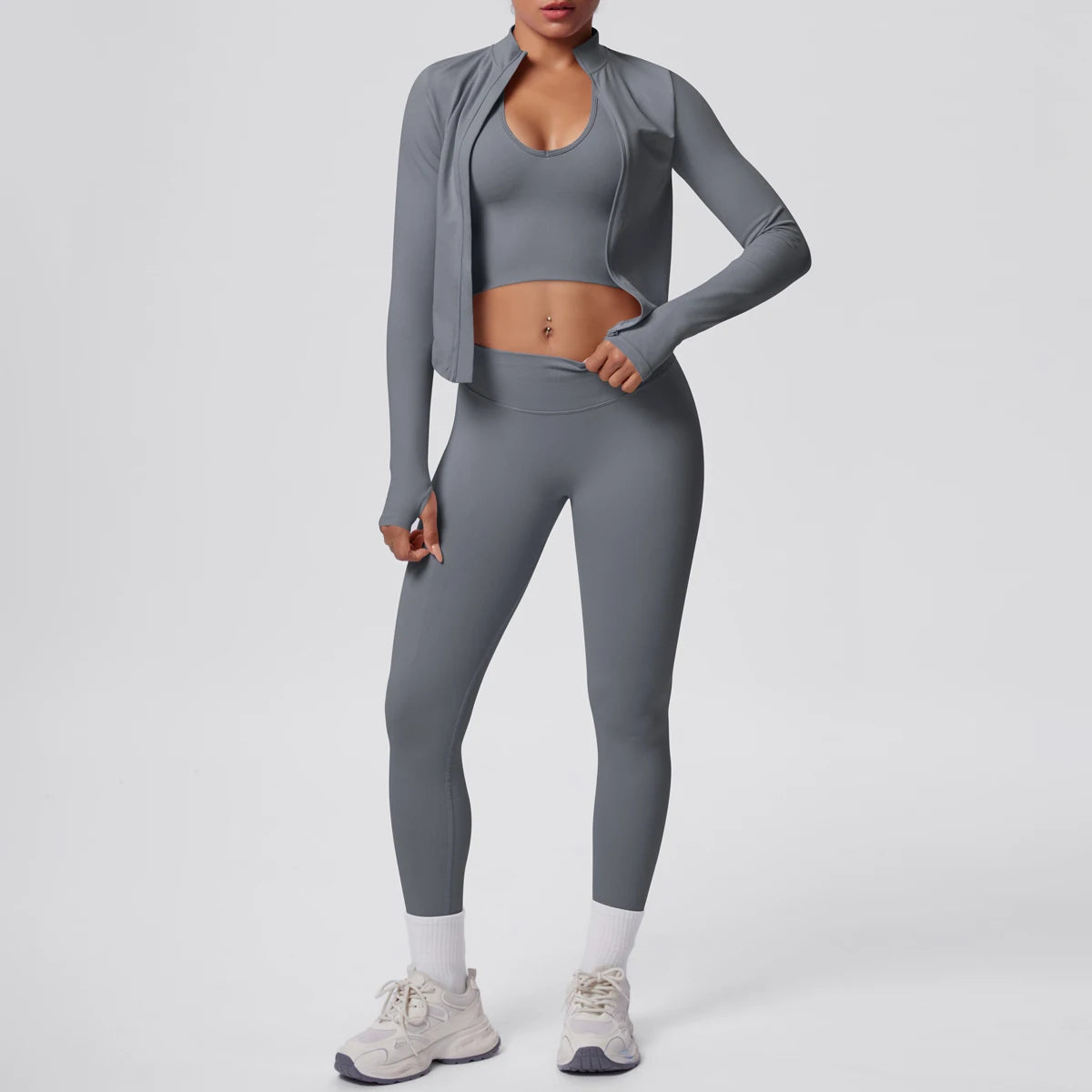 Graues Yoga-Set mit Push-up-Top und hochtaillierter Leggings, offener Jacke, vorne