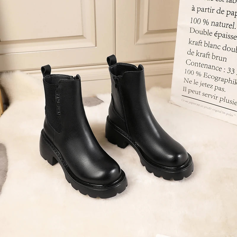 Paar schwarze Chelsea-Boots mit Blockabsatz, Elastikeinsatz und Zuglasche