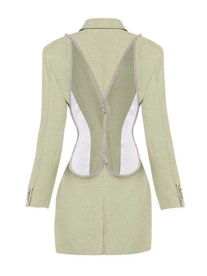Elegantes ärmelloses Minikleid mit Rundhalsausschnitt und Patchwork-Schal für Damen – figurbetontes Design.