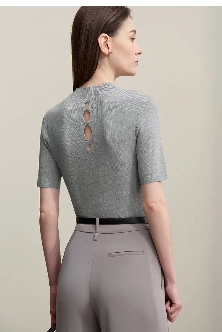 Rückansicht: grauer Kurzarm-Strickpullover mit Stehkragen und Cut-out-Streifen
