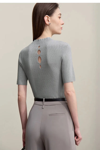 Rückansicht: grauer Kurzarm-Strickpullover mit Stehkragen und Cut-out-Streifen