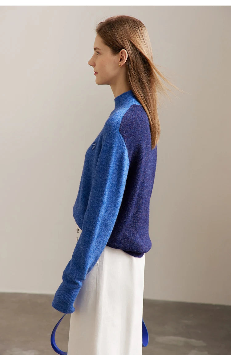 Damenpullover mit halbem Rollkragen, blau meliert, gesticktes Emblem, Seitenansicht