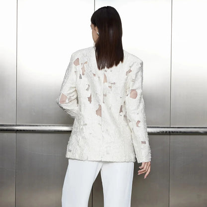 Elegantes trägerloses Minikleid für Damen mit Applikationen und Patchwork-Design – ärmellos und figurbetont mit verspielten Falten.