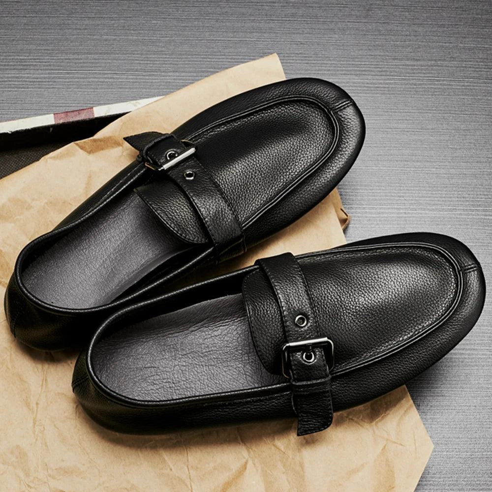 Lederschuhe Slipper mit Schnallenriemen, schwarze Oberfläche, gepolsterter Einstieg