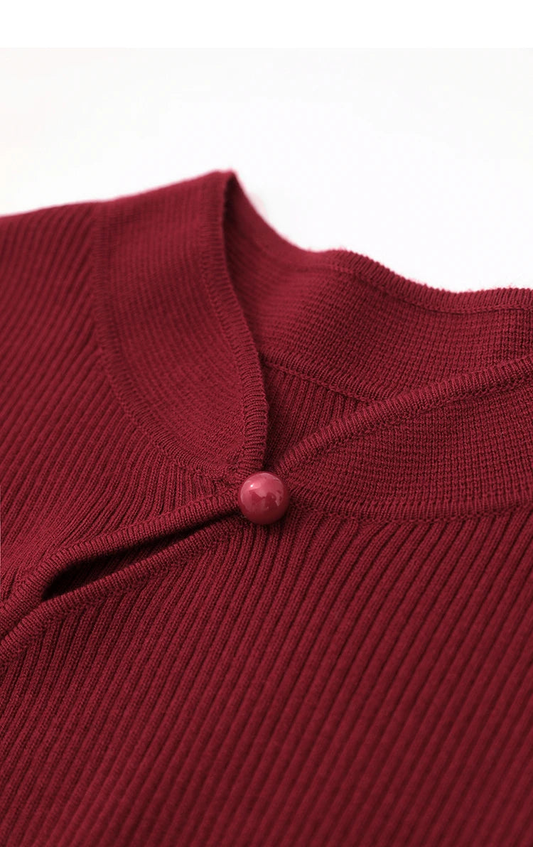 Nahaufnahme: Burgunderfarbener Pullover mit Cheongsam-Kragen und runder Knopfleiste