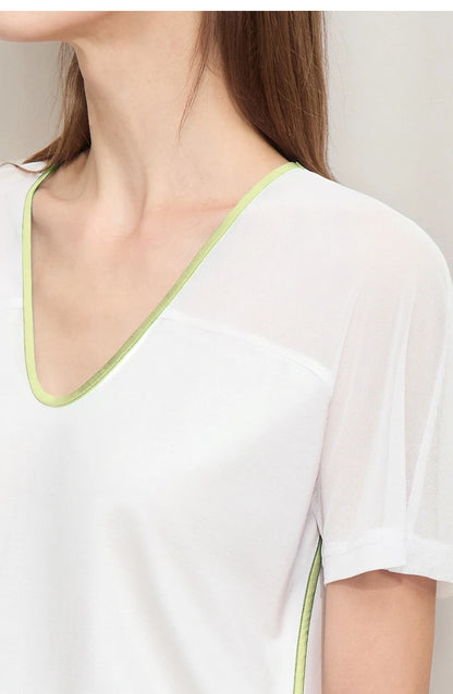 Damen T-Shirt im Minimalismus-Stil mit V-Ausschnitt und Kontrastnähten