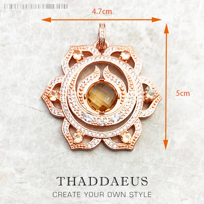 Kupferfarbener Lotus-Anhänger mit rundem goldfarbenem Stein und zirkoniaartigen Verzierungen