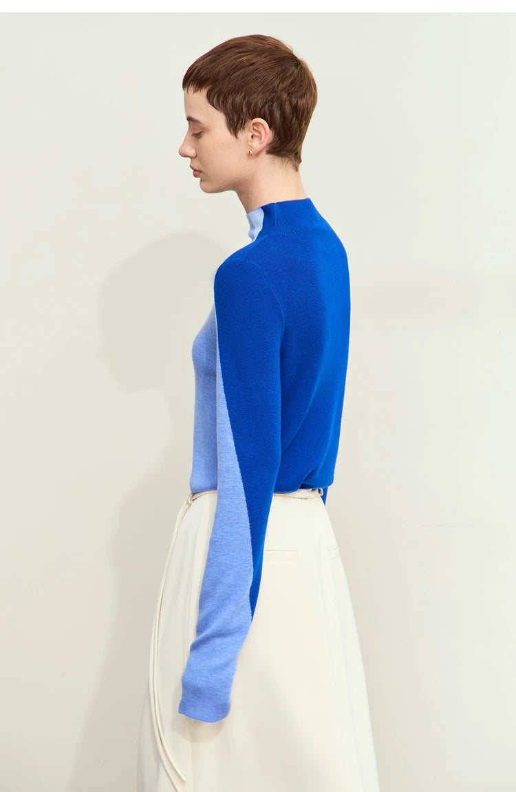 Blauer Damenpullover mit Stehkragen und Patchwork-Einsatz an der Schulter, langarm