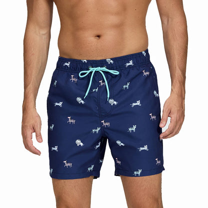 Kurze Herren-Shorts mit Print, Reißverschlusstaschen und schnelltrocknendem Material – ideal für Strand und Sport.