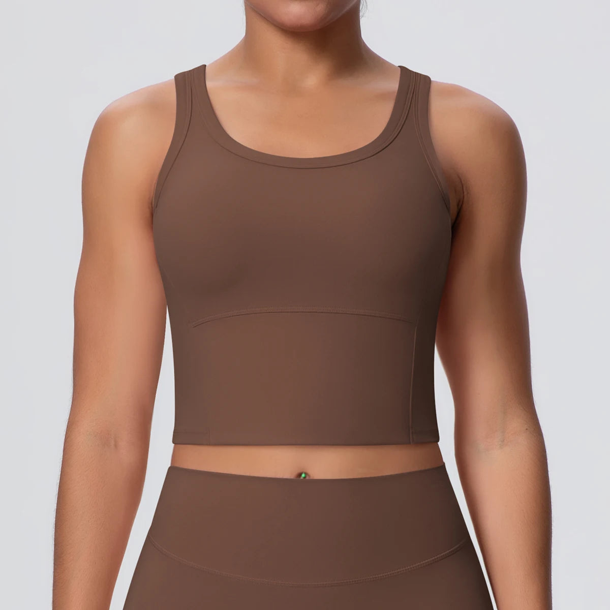 Braunes nahtloses Sporttop mit Trägern und eingearbeiteten Polstern