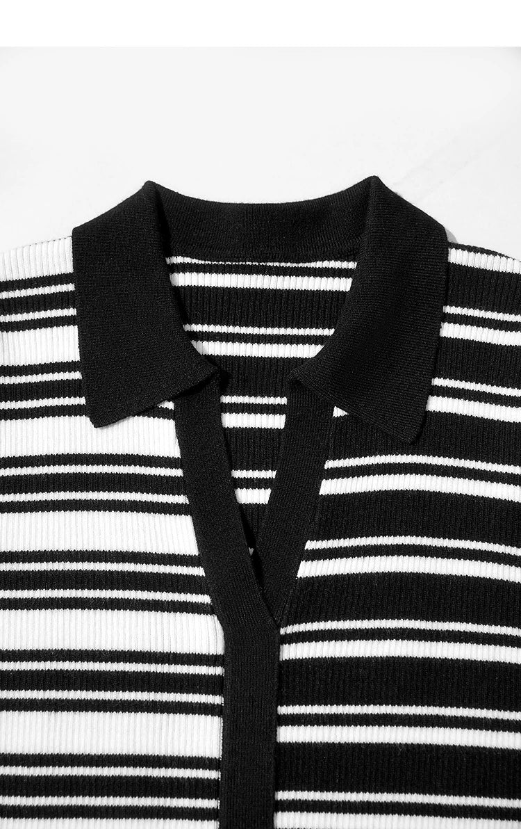 Detail V-Ausschnitt: schwarzer Strickbesatz am gestreiften Damenpullover