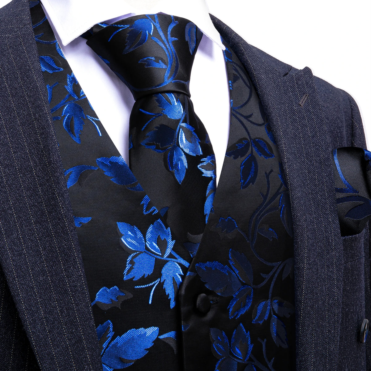 Herrenweste mit blauem Blumenmuster auf schwarzem Stoff, Knopfleiste im Detail