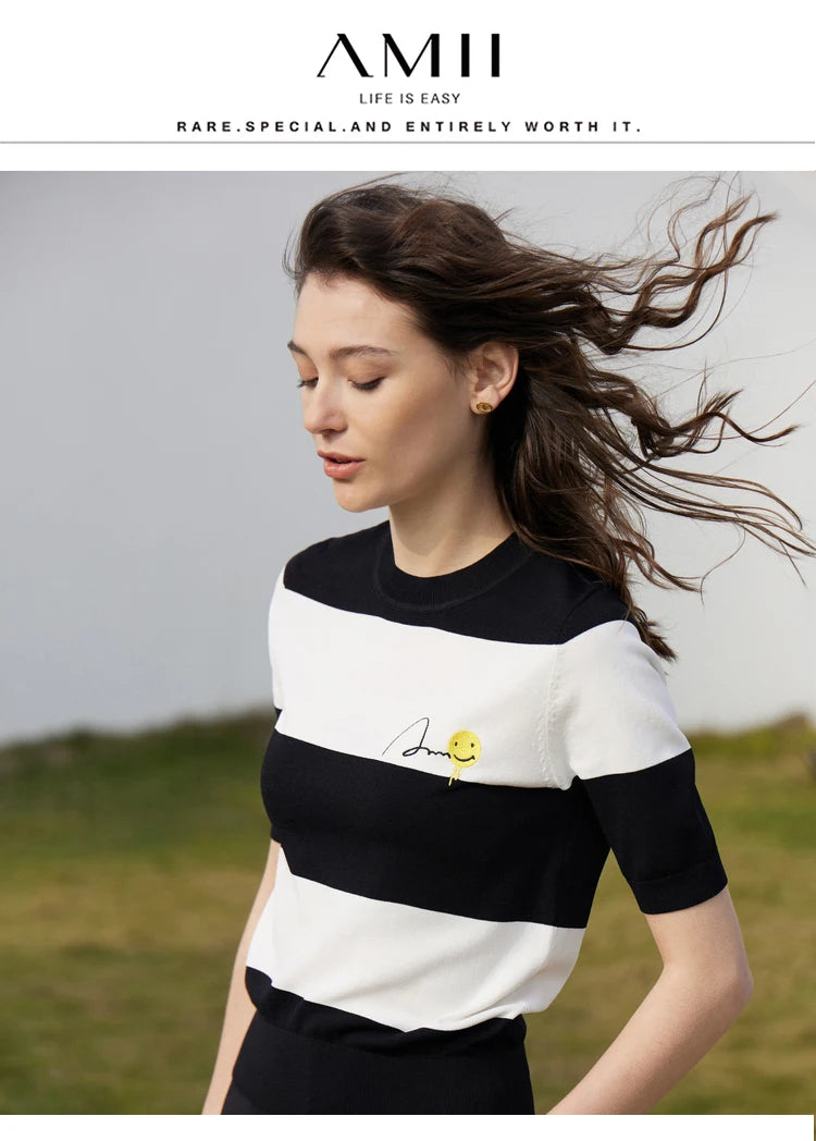 Damen Sommer-T-Shirt im Minimalismus-Stil mit gestreiftem Lächeln-Gesicht