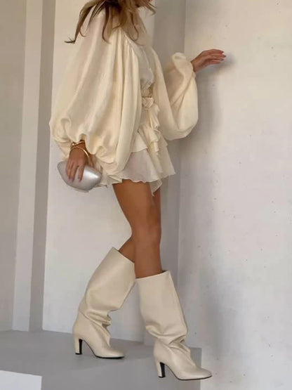 Asymmetrisches ärmelloses Damenkleid mit Rundhalsausschnitt, Hohldesign und Stickerei – figurbetont und elegant.