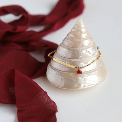 Damenarmband mit rotem Herz-Zirkonia, goldfarbenes Band und Kettenrand