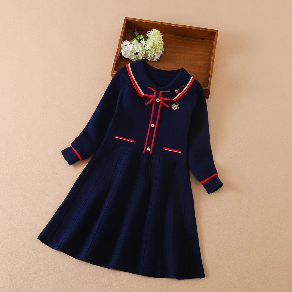 Kinderkleid in Dunkelblau mit rotem Akzentband, Knopfleiste und Tierapplikation