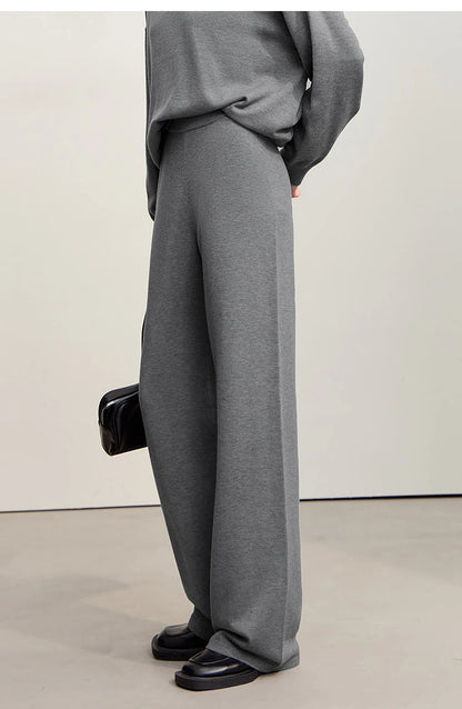 Melierte graue Hose mit weitem Bein, Standansicht von der Seite