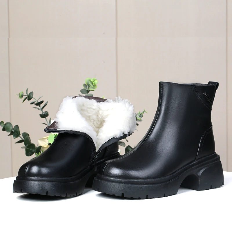 Schwarze Stiefeletten mit weißem Fellkragen, glattem Schaft und dicker Profilsohle