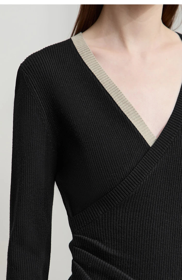 Damenpullover aus schwarzem Strick mit Kontrastkante am V-Ausschnitt und breitem Rippmuster