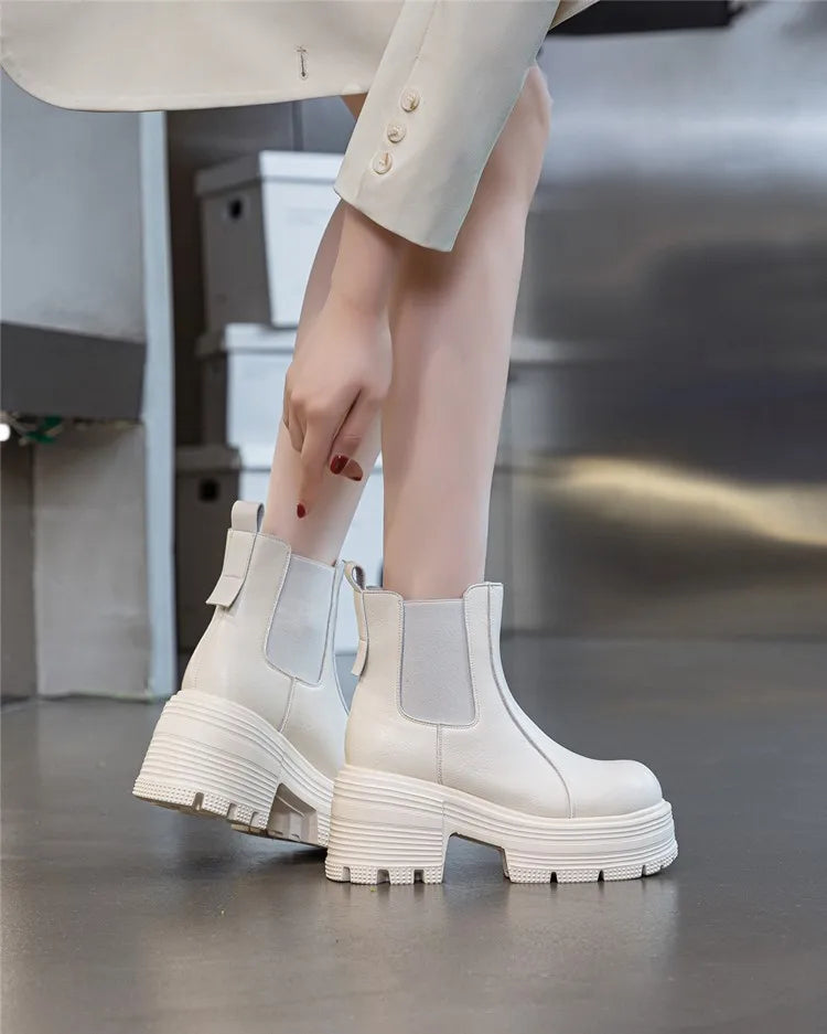 Chelsea-Boots aus Leder mit Elastikeinsatz und Plateausohle, hellbeige