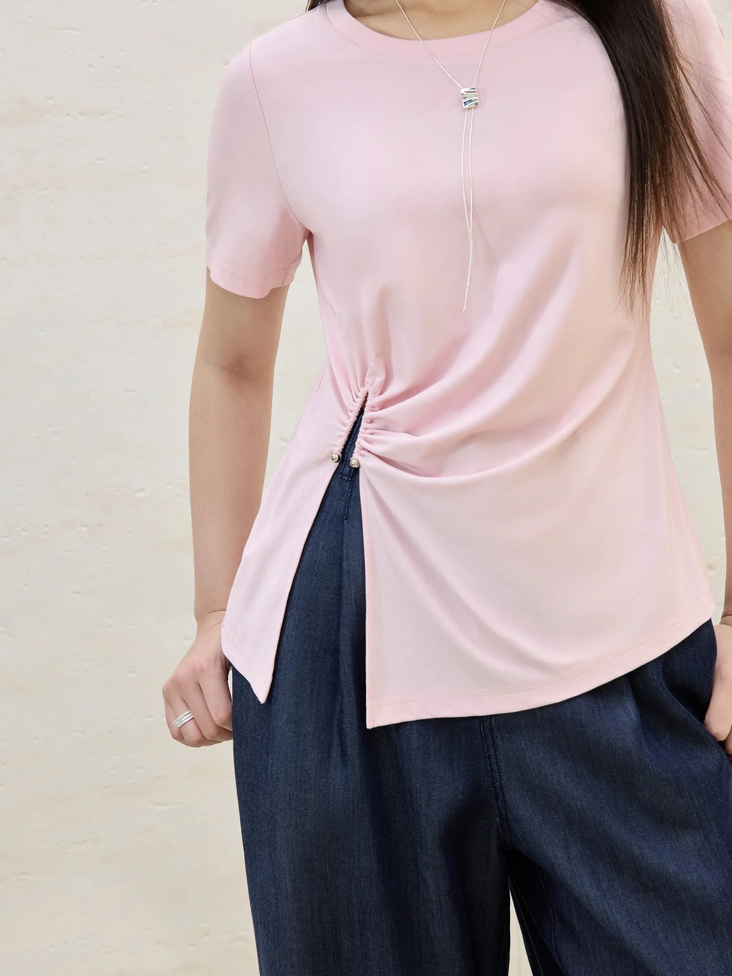 Damen-Bluse in Übergröße mit doppeltem Lagenlook und Puppenkragen, Hohldesign und Stickerei – modisches Sommerhemd für den Arbeitsalltag.