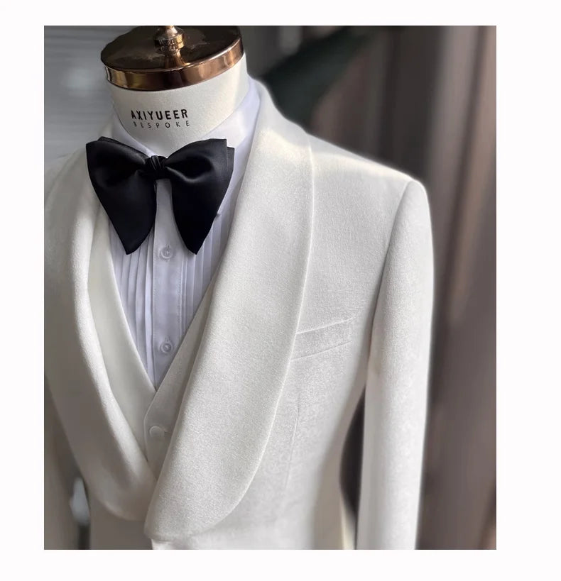 Eleganter Herrenanzug mit braunen Streifen, doppelreihig – ideal für Hochzeiten und festliche Anlässe.