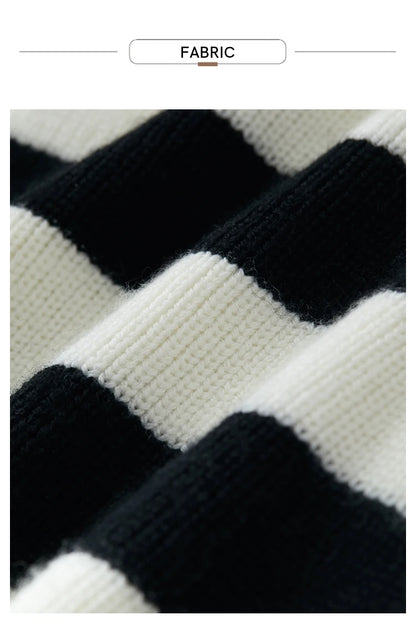 Nahaufnahme Strickmuster: breiter Streifen in Schwarz und Weiß am Rollkragenpullover